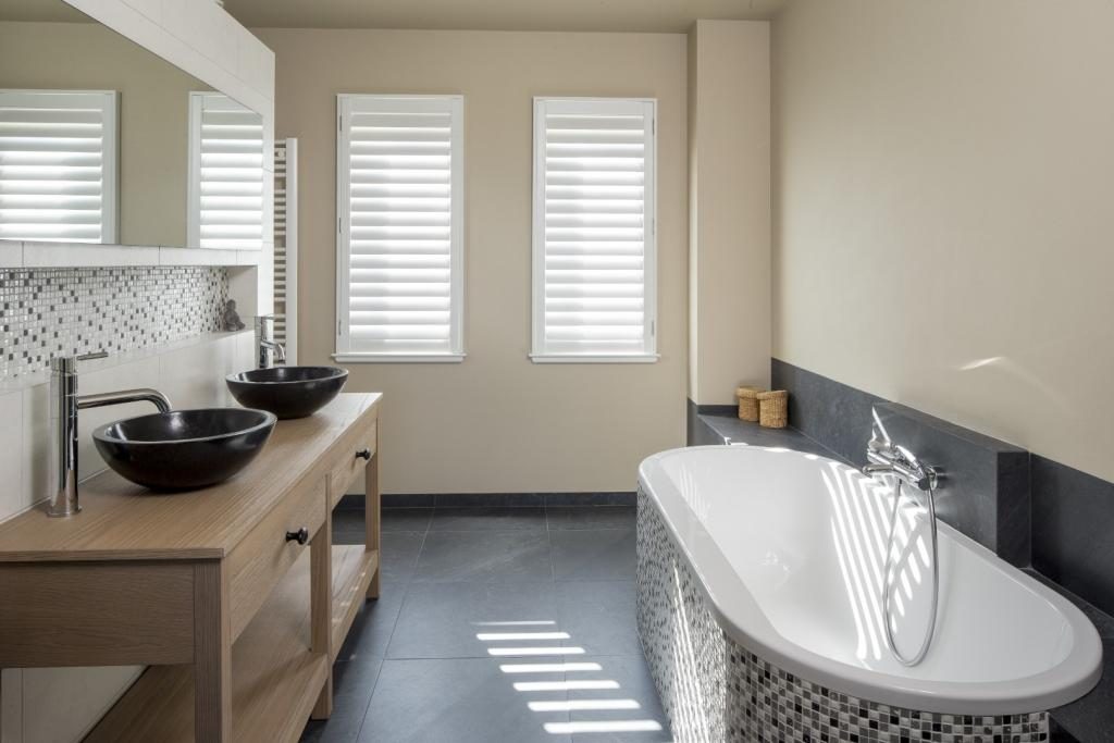 raamshutters kopen badkamer