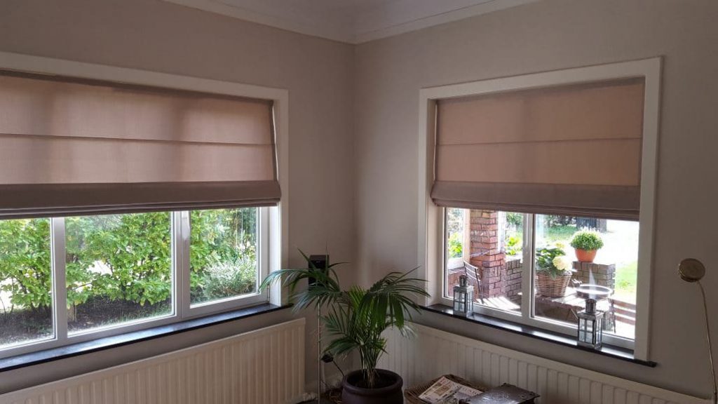 Beige vouwgordijnen