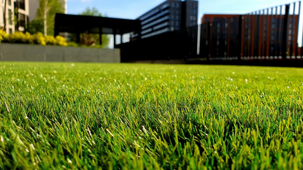 Zo bespaar je geld en moeite bij het leggen van kunstgras